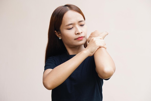 Mujer levantó la mano para disuadir a la campaña de detener la violencia contra las mujeres