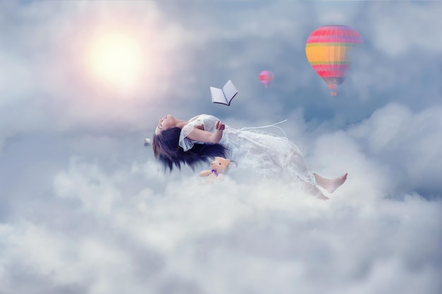 Mujer levitando contra el cielo