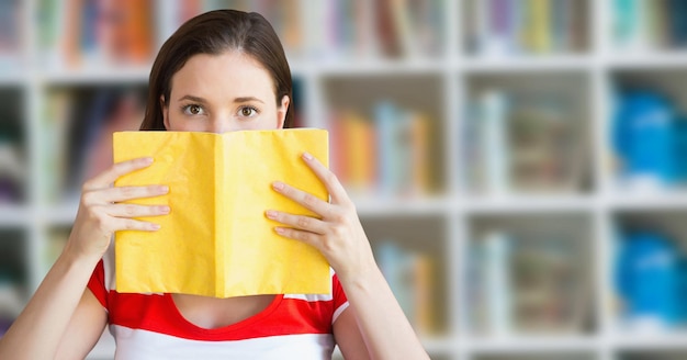 Mujer leyendo en la biblioteca de educación