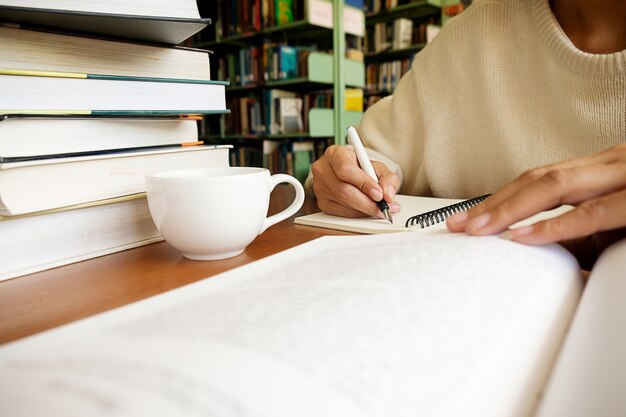 mujer leyendo en una biblioteca