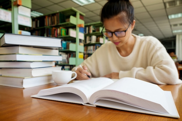 mujer leyendo en una biblioteca