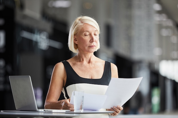 Mujer leyendo un contrato