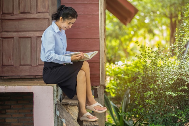 Mujer leyendo en Homestead.