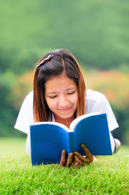 Mujer leyendo un libro en el exterior