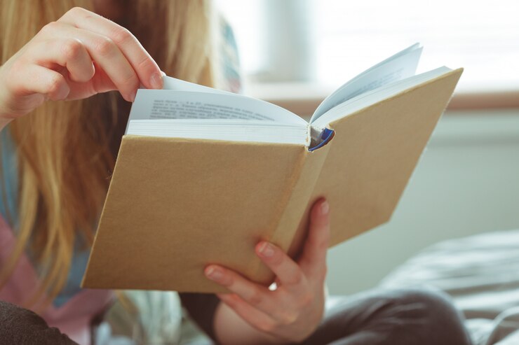 Foto mujer leyendo un libro en la habitación