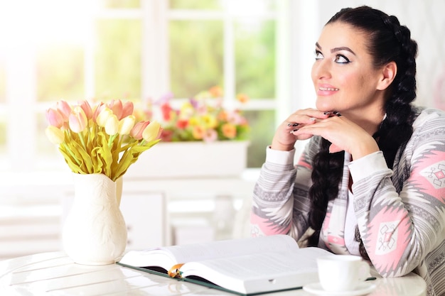 Mujer leyendo un libro interesante