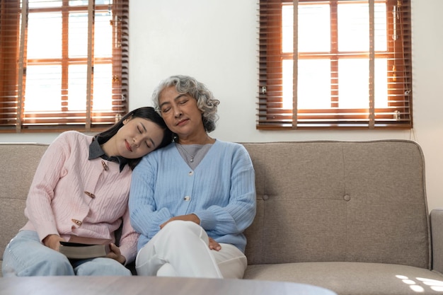 Mujer leyendo un libro mientras se sienta con la abuela feliz en casa