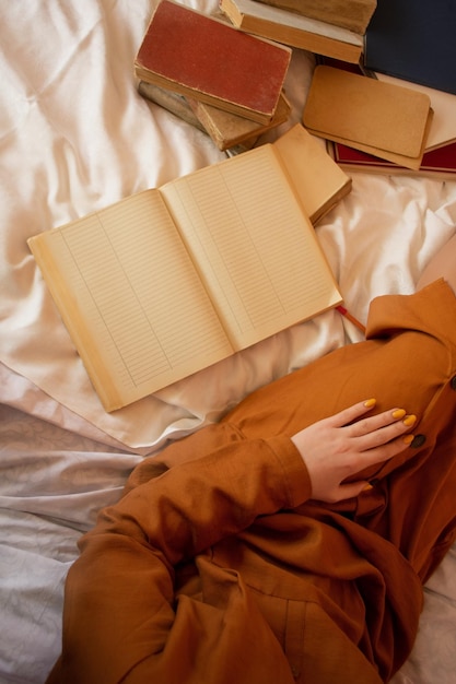 Mujer leyendo un libro Mujer relajándose y leyendo un libro en la cama