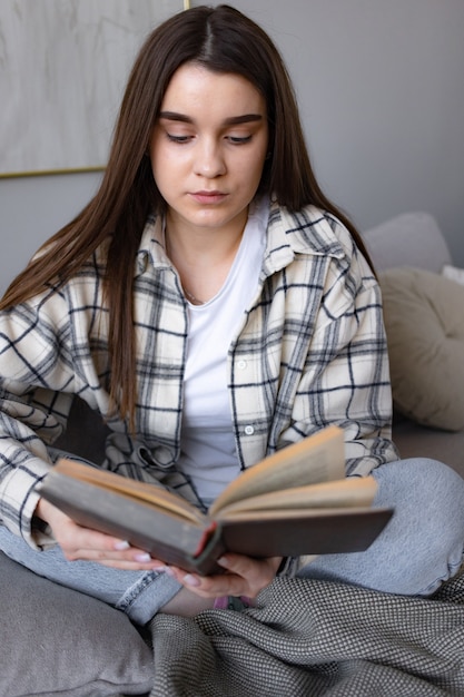 Mujer leyendo un libro de papel