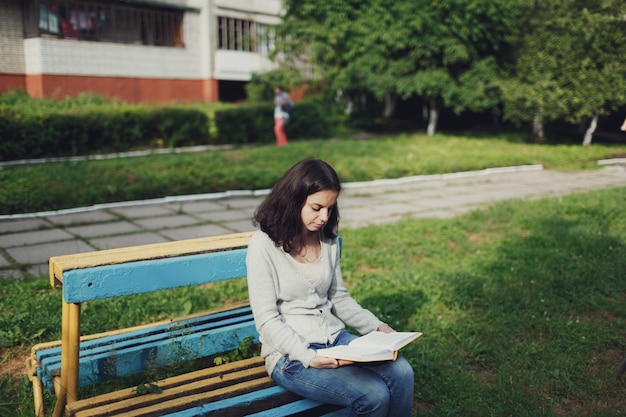 Mujer leyendo un libro en un parque