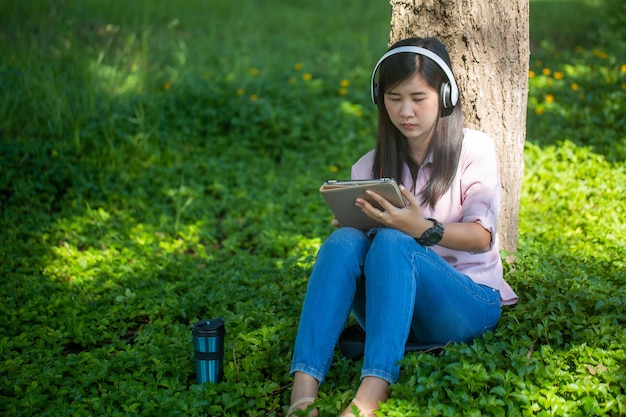 Mujer leyendo un libro en el parque