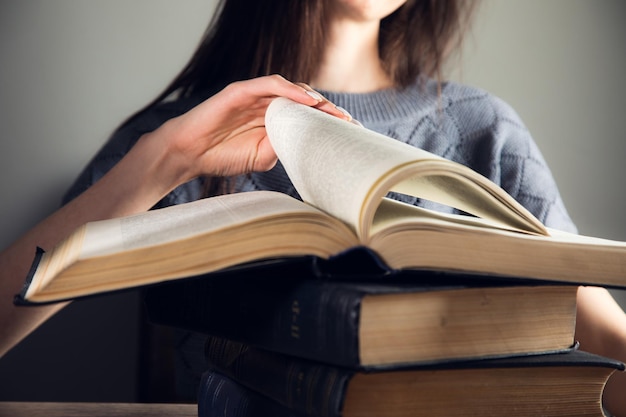 Mujer leyendo libro sobre la mesa