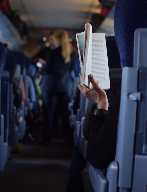 Mujer leyendo un libro en el tren