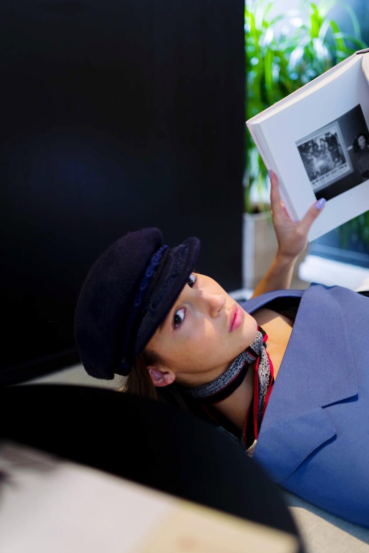 Foto mujer leyendo un libro.
