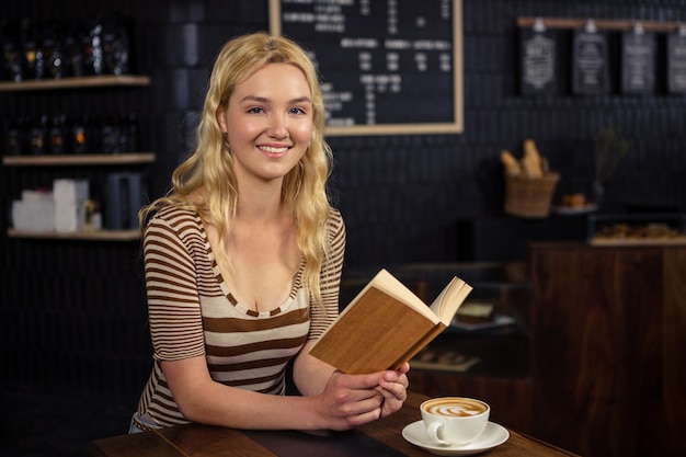 Mujer leyendo un libro