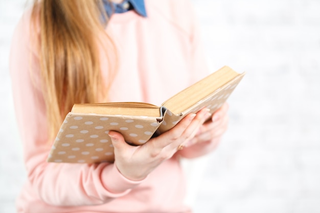 mujer leyendo un libro