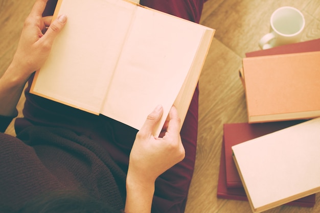 Mujer leyendo el libro