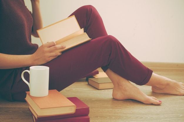 Mujer leyendo el libro