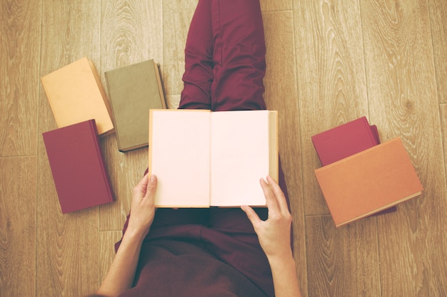 Mujer leyendo el libro