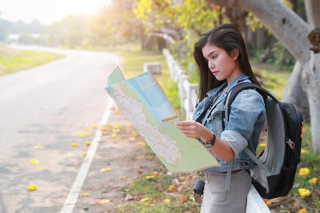 Foto mujer leyendo un mapa en la carretera