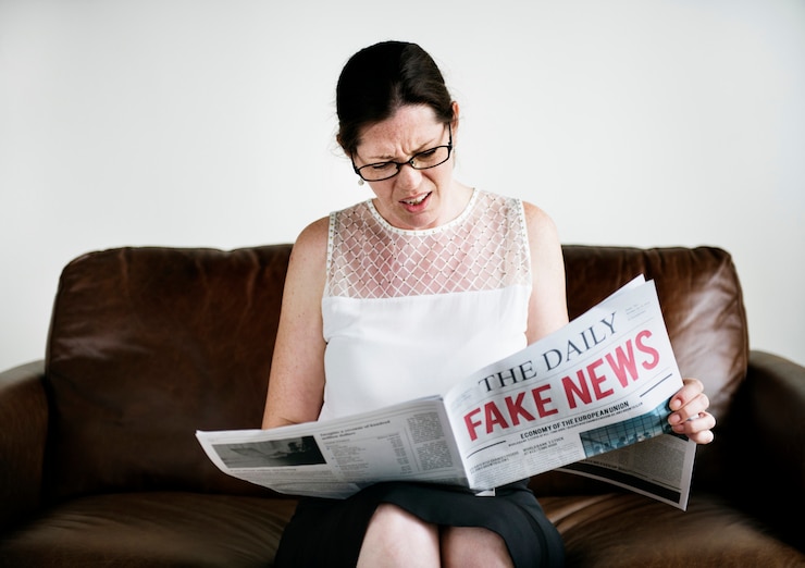 Una mujer leyendo noticias falsas.