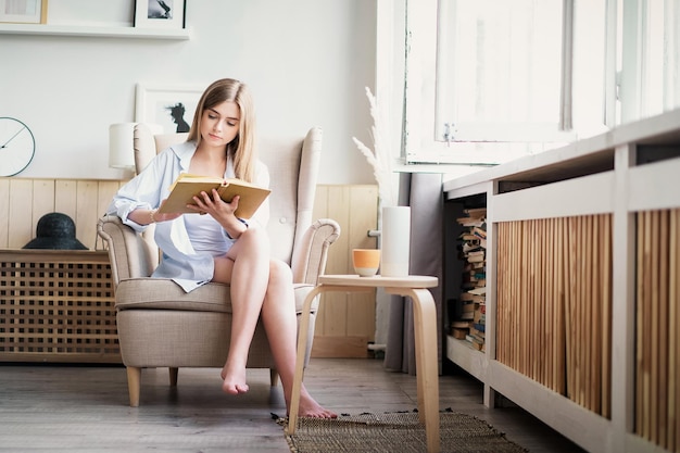 Mujer leyendo una novela relajarse en casa Cuarentena Estilo de vida interior Ocio entretenimiento interior