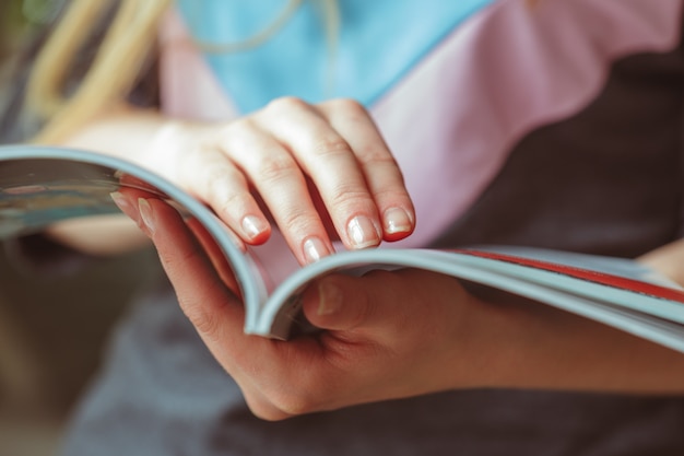 Mujer leyendo revista en casa