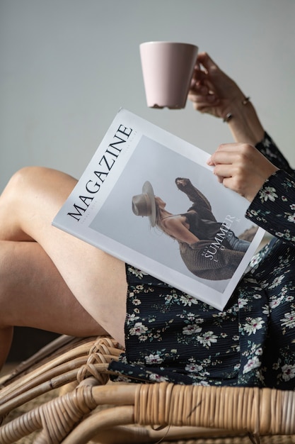 Mujer leyendo una revista con una taza de café