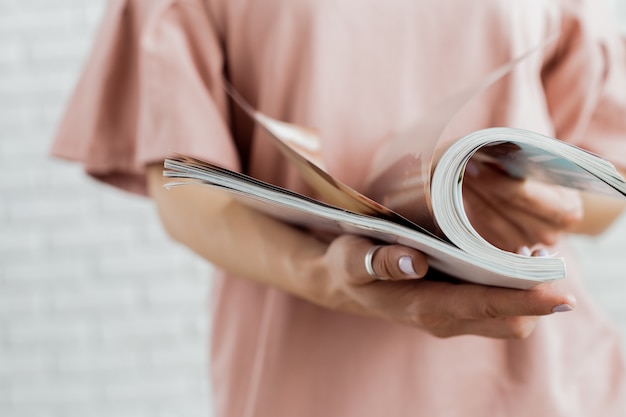 Mujer leyendo una revista