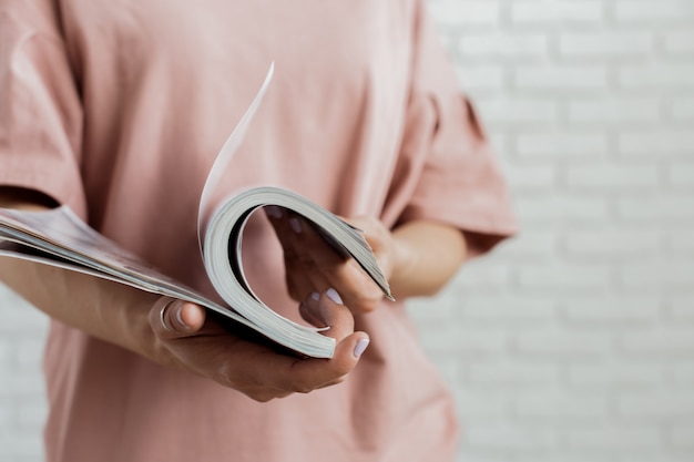 Mujer leyendo una revista