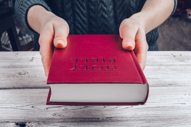 Foto mujer leyendo la santa biblia