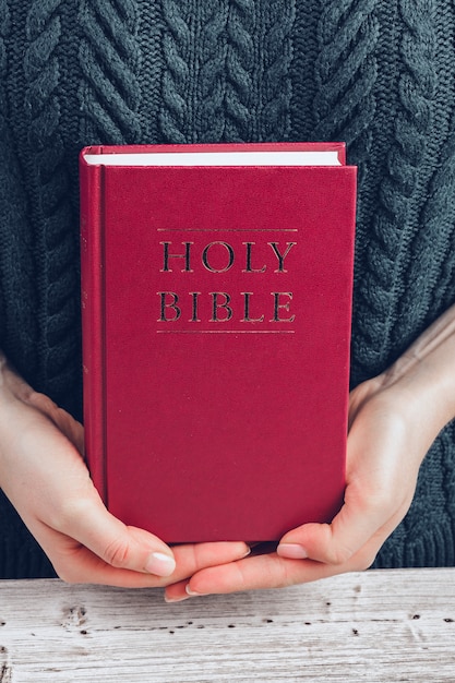 Mujer leyendo la santa biblia