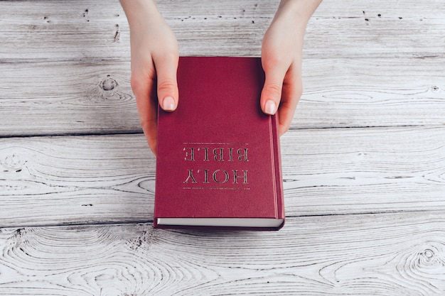 Mujer leyendo la Santa Biblia