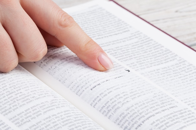 Mujer leyendo la Santa Biblia