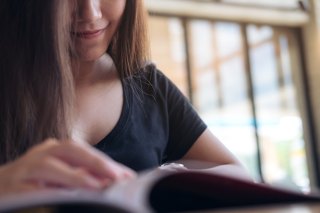 La mujer leyó el libro