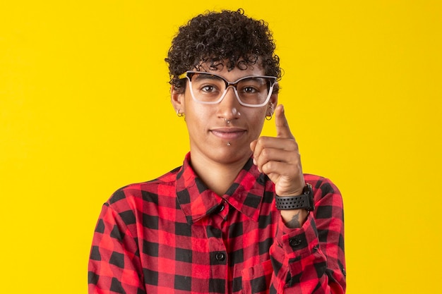 Foto mujer lgbt con gafas en una camisa a cuadros que representa varios sentimientos