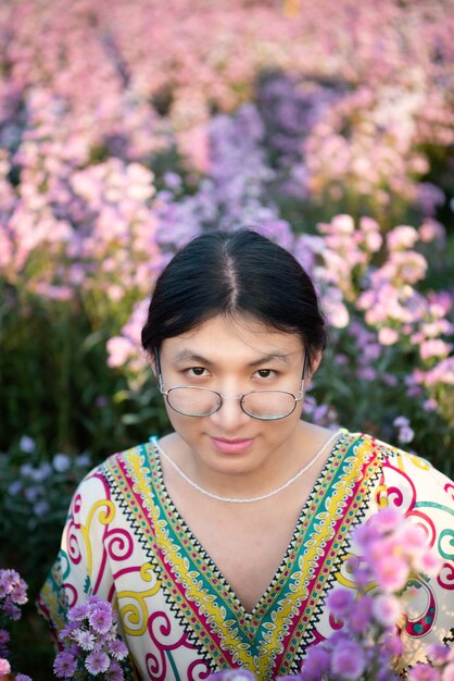 Mujer LGBTQ posando en el campo del jardín del parque de flores