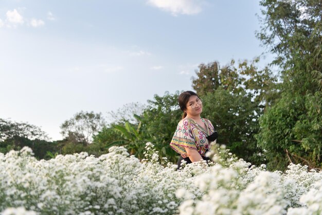 Mujer LGBTQ posando en el campo del jardín del parque de flores