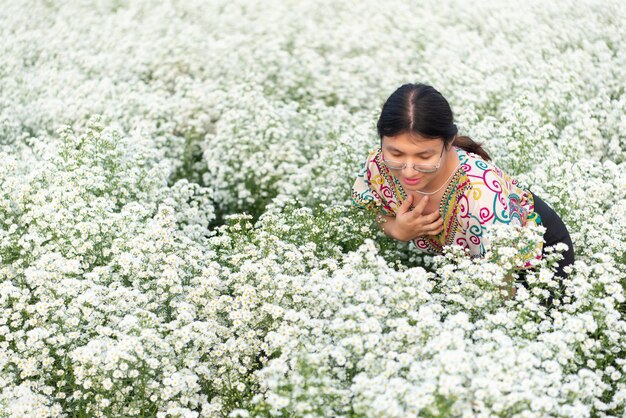 Foto mujer lgbtq posando en el campo del jardín del parque de flores