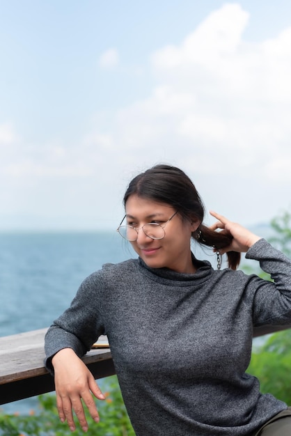 Foto mujer lgbtq posando en el mirador del mar con feliz