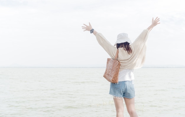 Mujer de libertad y felicidad en la presa con luz suave.