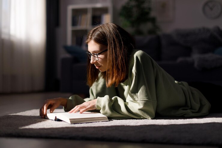 Mujer con libro estudiando