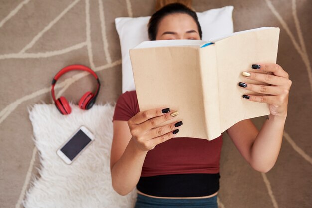 Foto mujer, libro de lectura