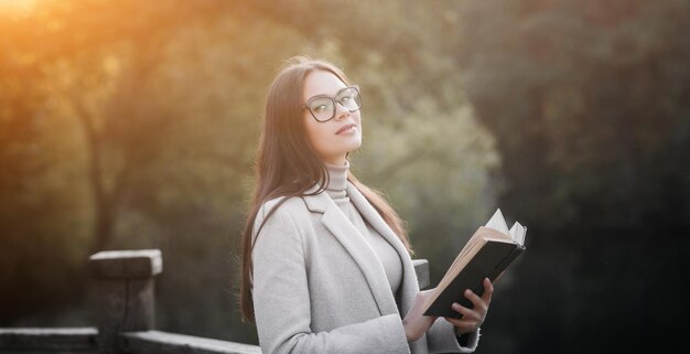 Mujer con libro en el parque