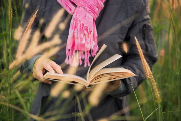 Mujer con un libro