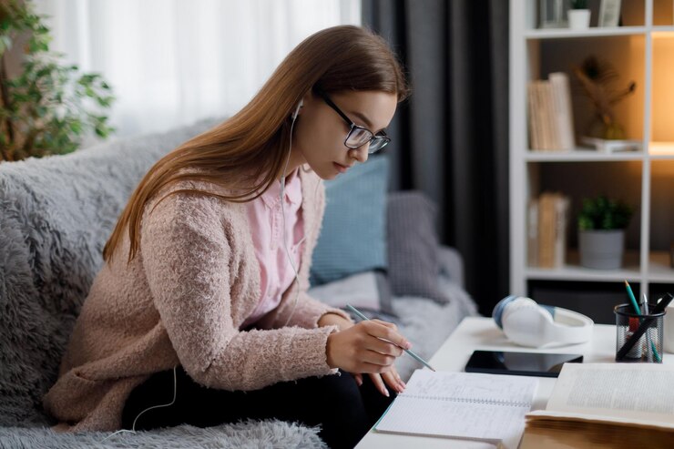Mujer con libros y notas estudiando
