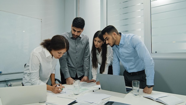 Mujer líder de equipo exitosa mentora de empleados capacitando a subordinados de diversidad en un taller corporativo