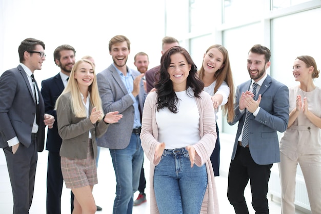 Mujer líder feliz en el fondo de su equipo de negocios