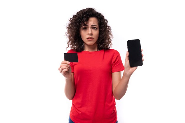 Foto mujer líder joven y delgada con cabello rizado negro hasta los hombros vestida con una camiseta roja básica