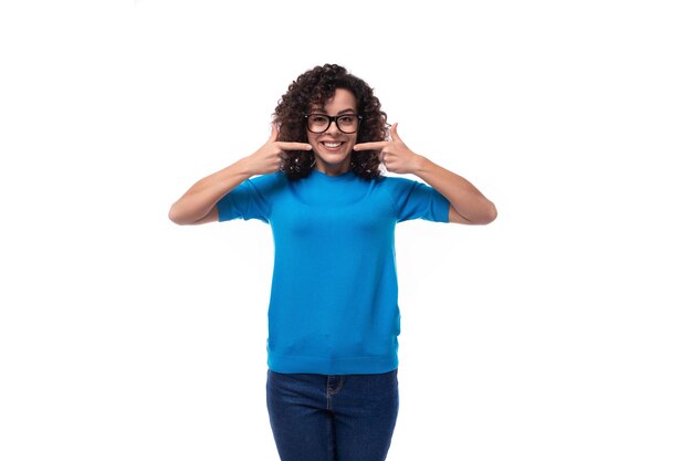 Mujer líder joven exitosa con cabello rizado vestida con una camiseta azul